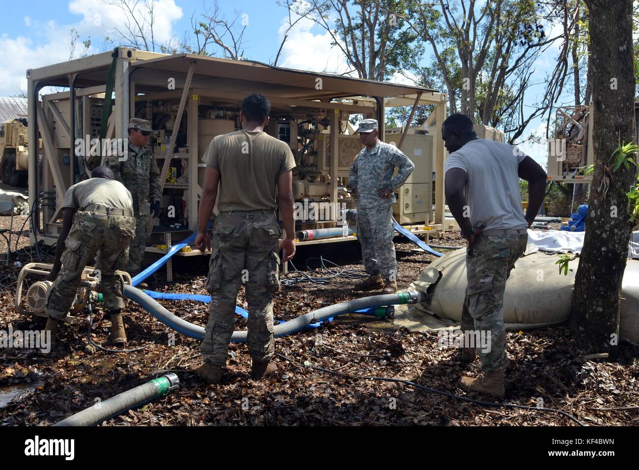 Soldados del ejército de Estados Unidos traer agua purificada luego a una planta de tratamiento de agua fue dañada por el huracán maria octubre 9, 2017 en quebradillas, Puerto Rico. Foto de stock