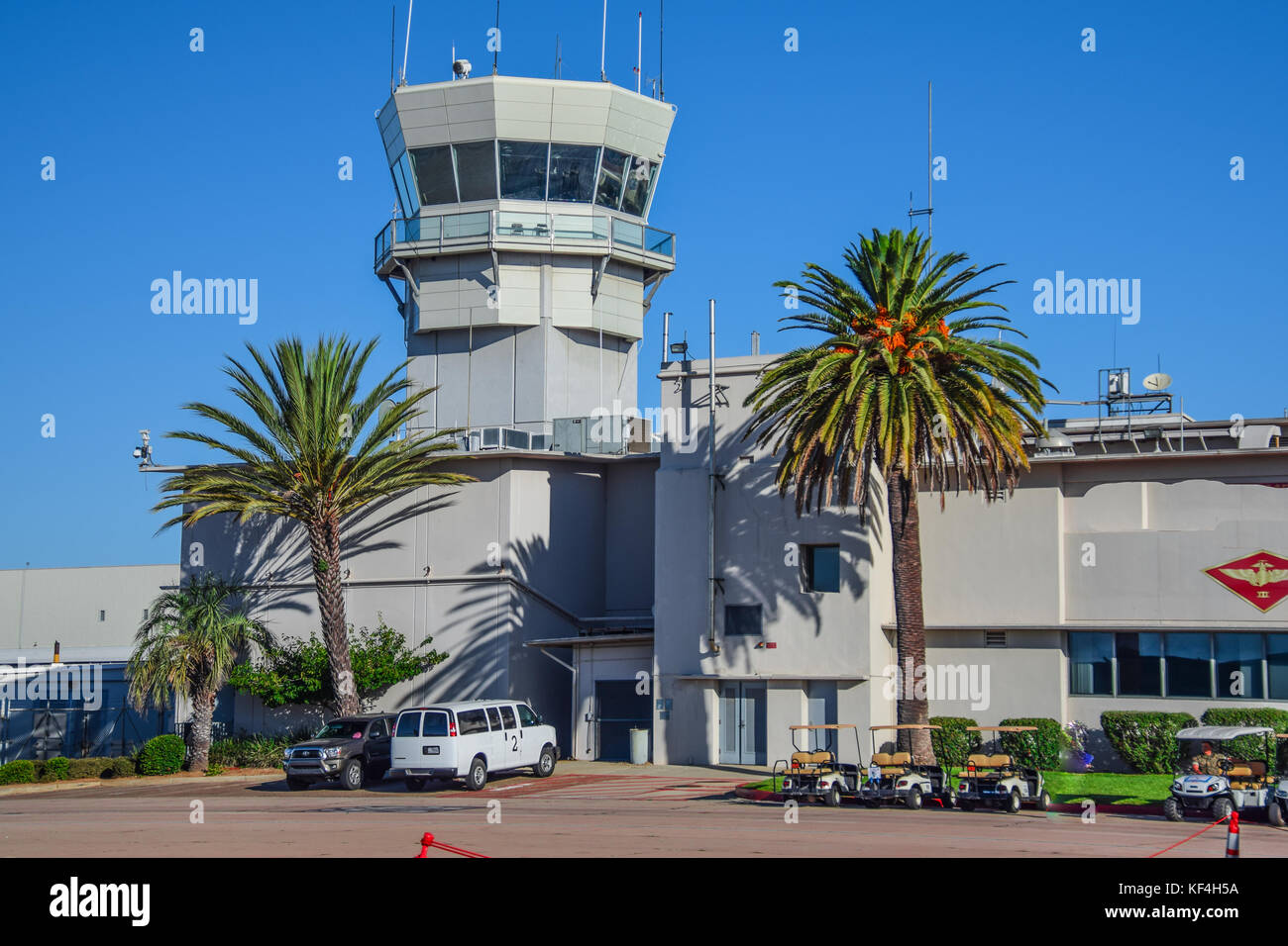 Torre de control del aeropuerto de dirigir el tráfico de aviones Foto de stock