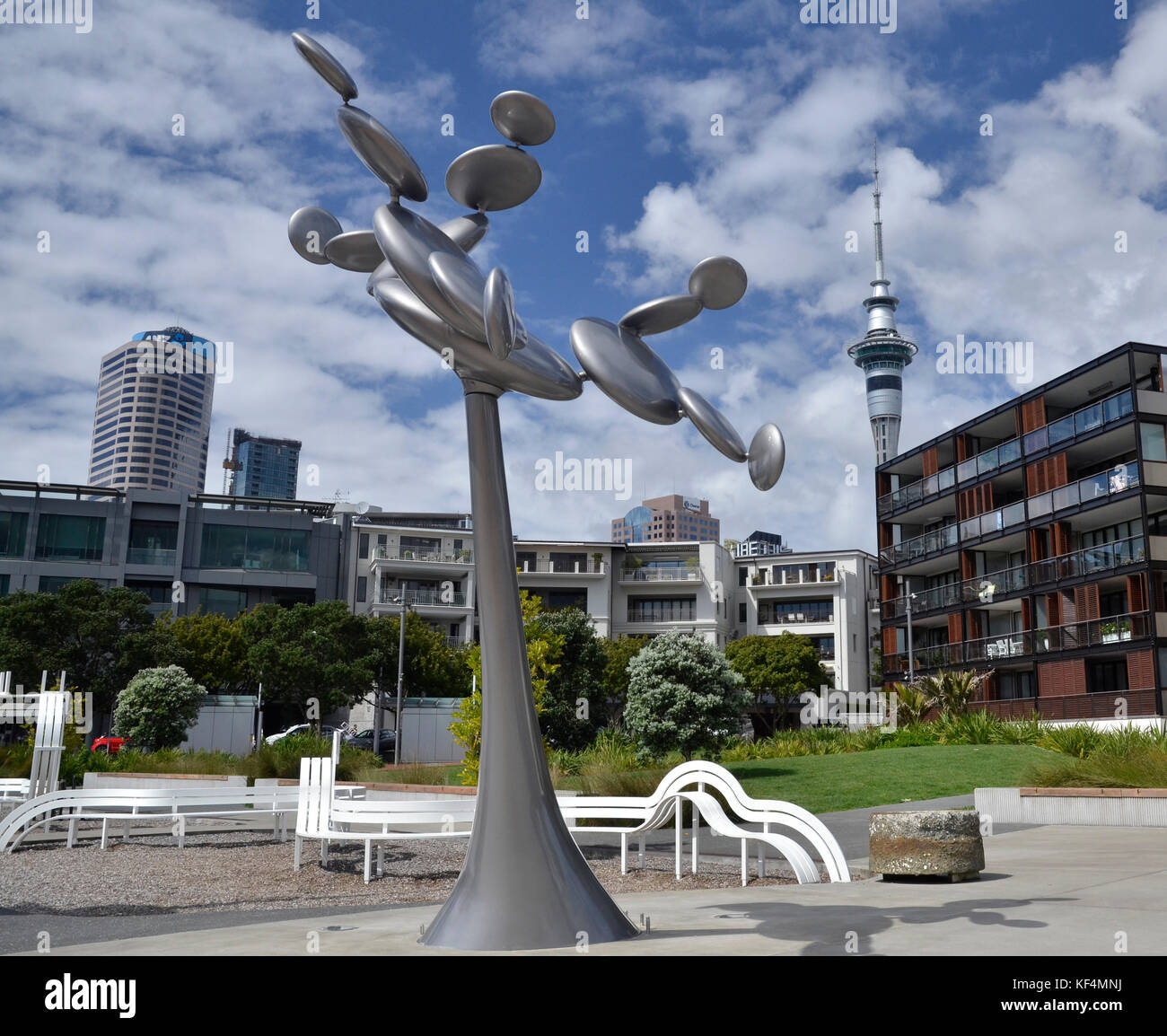 "Citoplasma", un viento escultura cinética por Phil precio en el viaducto del Puerto de Auckland Waitemata Plaza, con el Auckland detrás del horizonte. Foto de stock