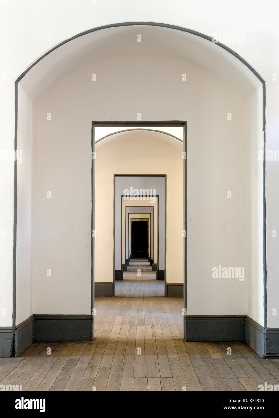 Salón de muchas puertas fotografías e imágenes de alta resolución - Alamy