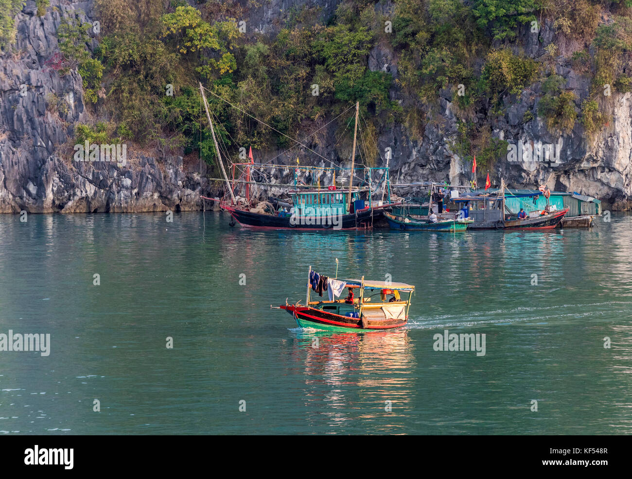 Vietnam, la bahía de Ha Long, flotando Fisher's village (patrimonio mundial de la unesco) Foto de stock