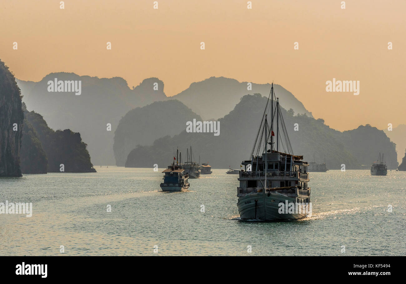 Vietnam, la bahía de Ha Long, al atardecer, barco de crucero (patrimonio mundial de la unesco) Foto de stock