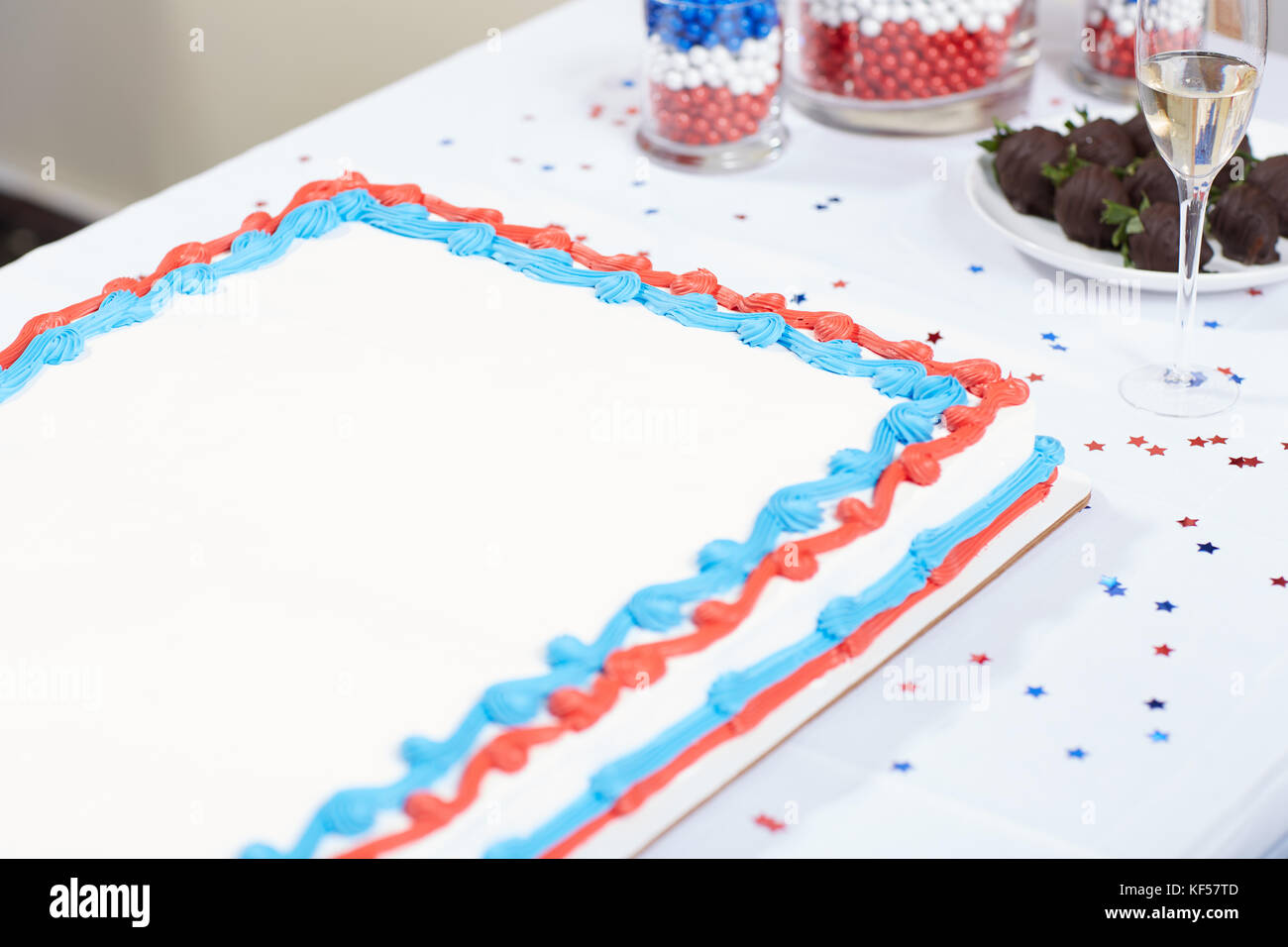 Patriotas de rojo, blanco y azul pastel con champán en una mesa en una  campaña electoral del partido salpicados con confeti y caramelos en frascos  Fotografía de stock - Alamy