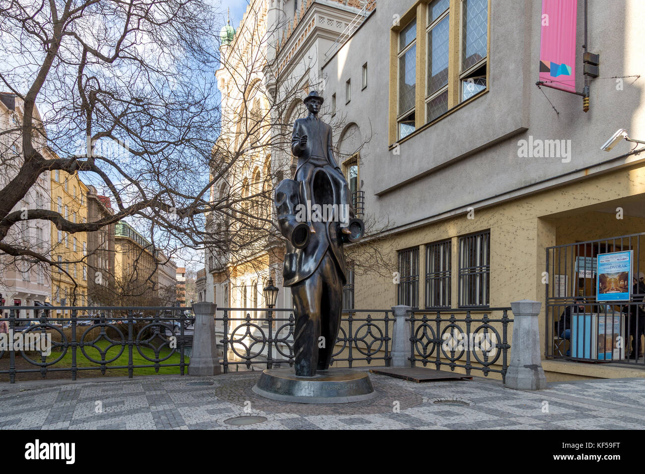 Praga, República Checa - Marzo 15, 2017: Franz Kafka estatua en el barrio judío por artista jaroslav rona. Foto de stock