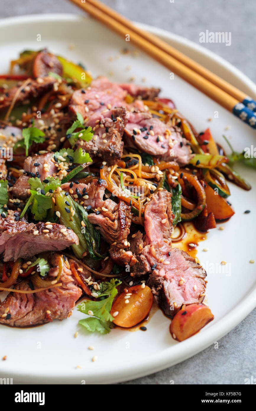 Filete de ternera salteado con calabacín, rábanos, bok choi y fideos de arroz Foto de stock