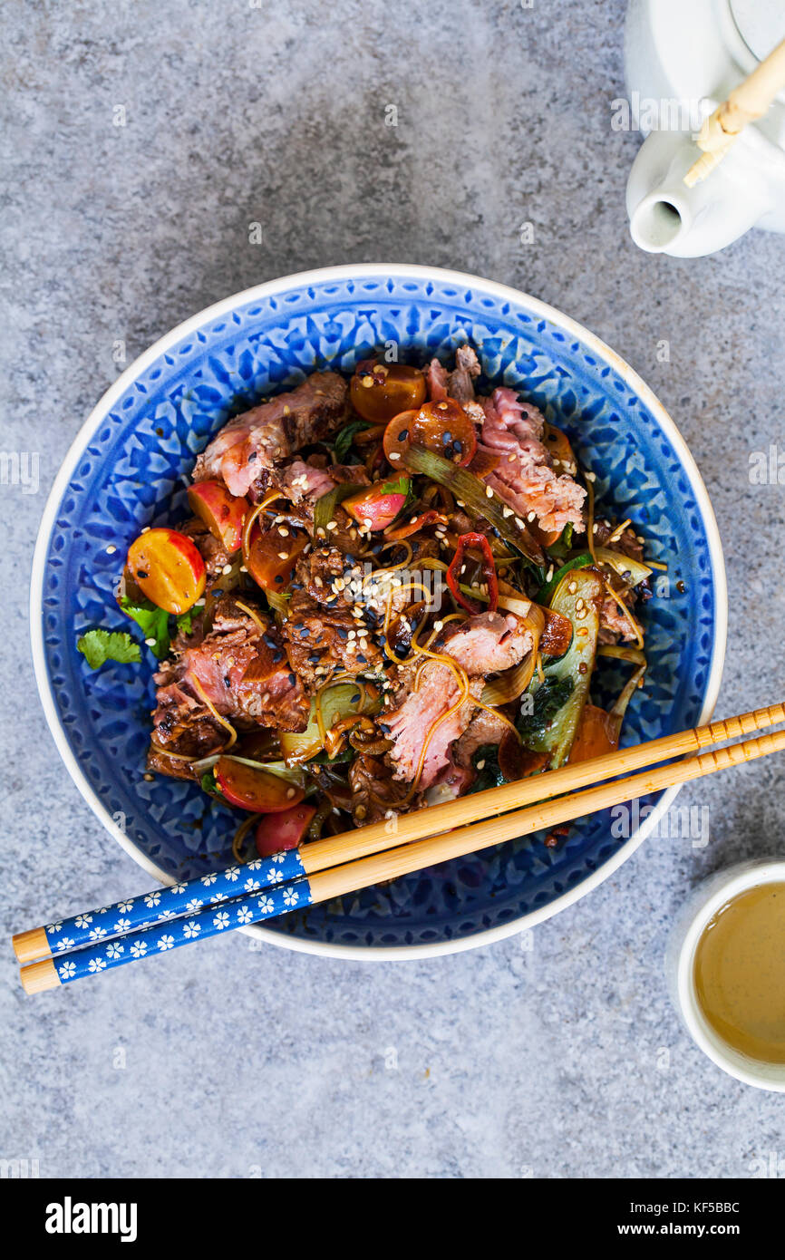 Filete de ternera salteado con calabacín, rábanos, bok choi y fideos de arroz Foto de stock