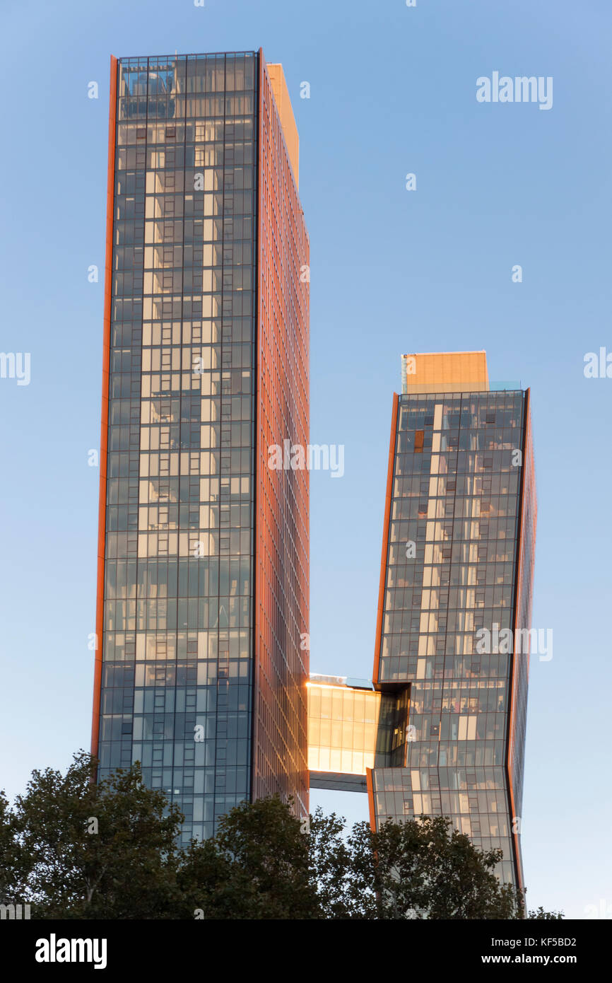 Edificios de cobre estadounidense dos torres residenciales (48 pisos) conectadas por un puente elevado en Murray Hill, Nueva York, NY, EE.UU. Foto de stock