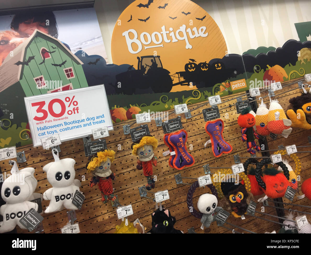 Disfraces de Halloween y juguetes para mascotas en Petco, EE.UU Fotografía  de stock - Alamy
