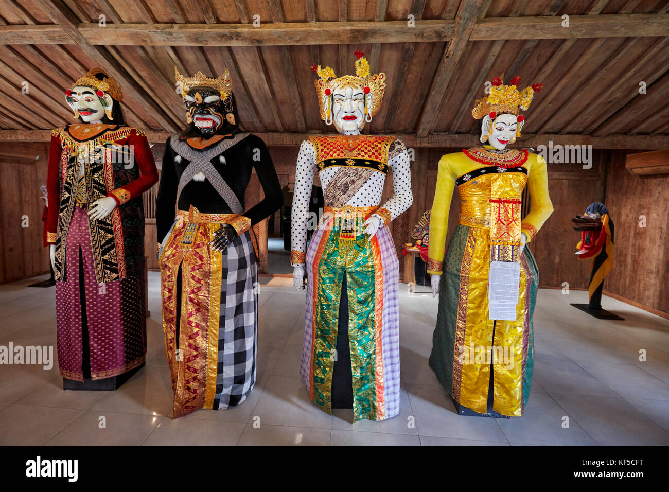 Barong Landung, marionetas balinesas tradicionales. Setia Darma Casa de  máscaras y marionetas, Mas, Ubud, Bali, Indonesia Fotografía de stock -  Alamy