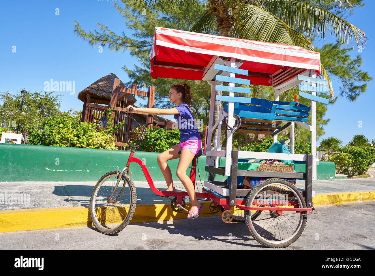 Muchacha con caribe tienda de bicicletas en triciclo de méxico Fotografía  de stock - Alamy
