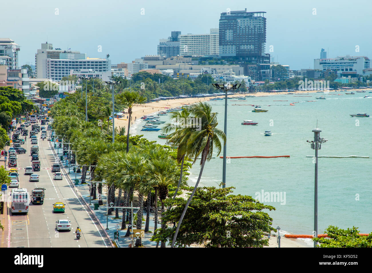 Playa, paseo marítimo y de la playa de Pattaya, Tailandia carretera Foto de stock