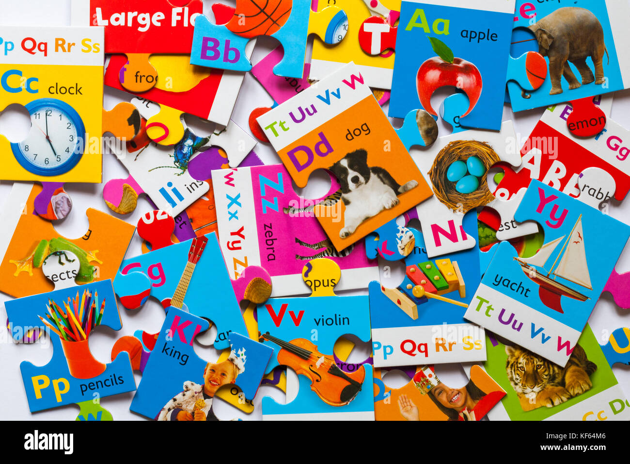 Piso grande Puzzle Alfabeto - montón de piezas de un rompecabezas Foto de stock