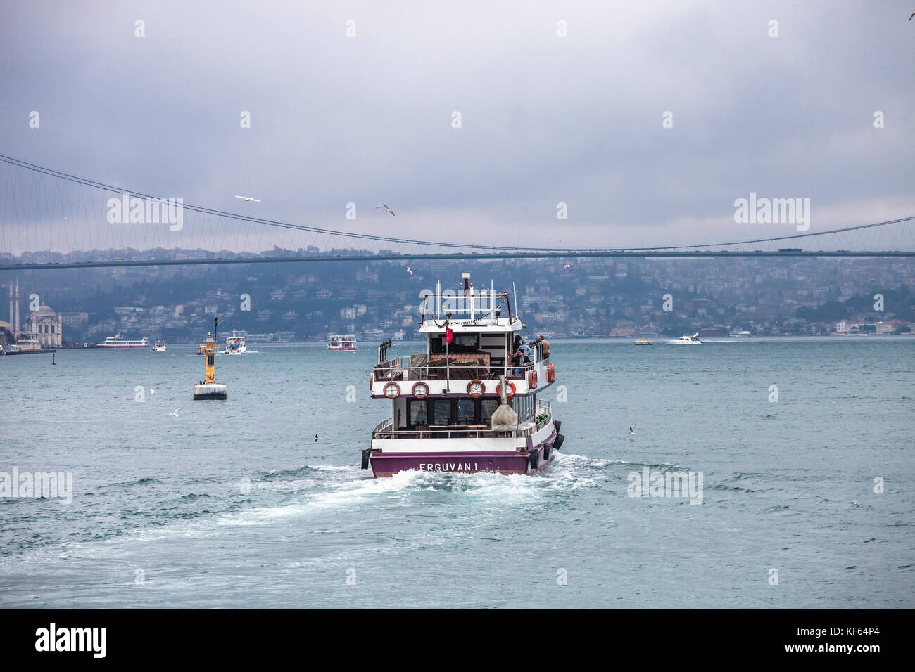 Pequeño barco de pasajeros en el estrecho del Bósforo Foto de stock