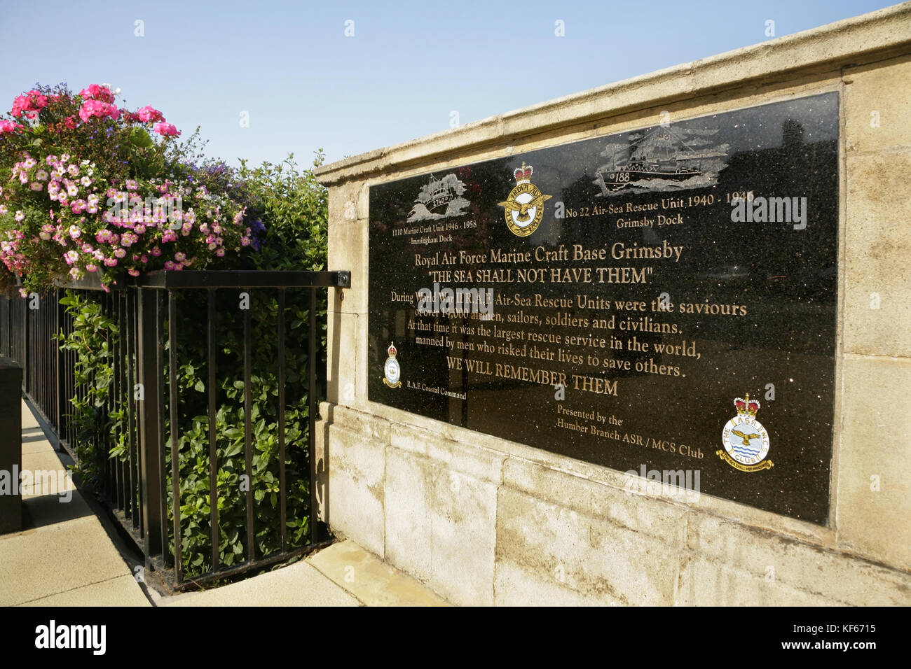 Monumento de piedra a la RAF rescate aire-mar embarcaciones base, Grimsby, en Cleethorpes, Reino Unido. Foto de stock