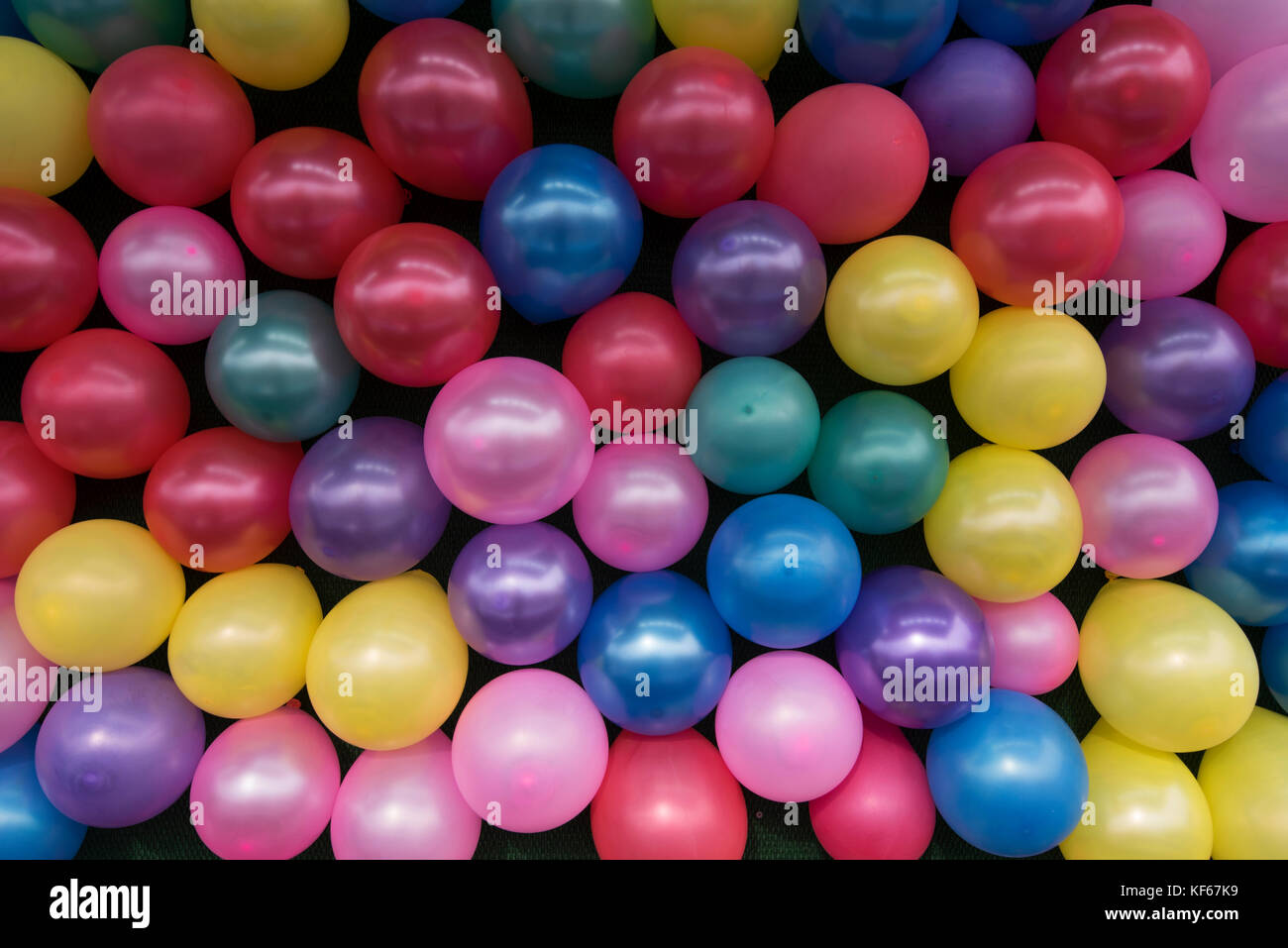 Juego globo dardo chico niño fotografías e imágenes de alta resolución -  Alamy