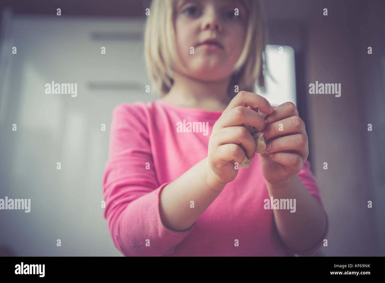 niñas jugando con plastilina