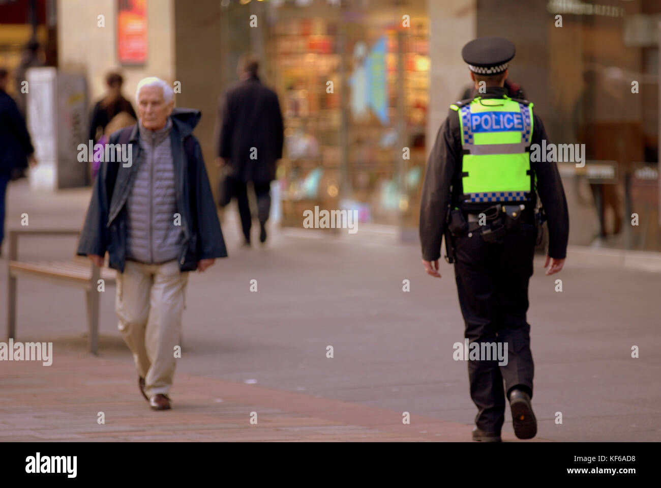 Policía La policía de Escocia en la calle caminando el latido visto desde atrás Foto de stock