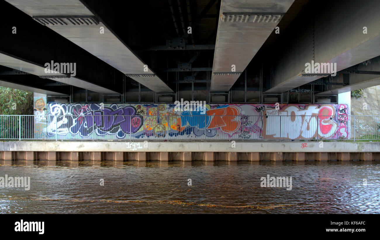 El vandalismo de graffiti bajo el puente flotante en el Riverside Museum río kelvin intersección Foto de stock