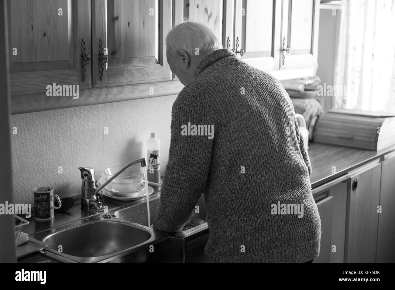 Lavar los platos como siempre lo han hecho Foto de stock