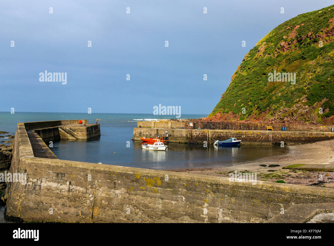 El puerto en el pequeño pueblo pesquero de Pennan escocés, aberdeenshire, Escocia, Reino Unido Foto de stock