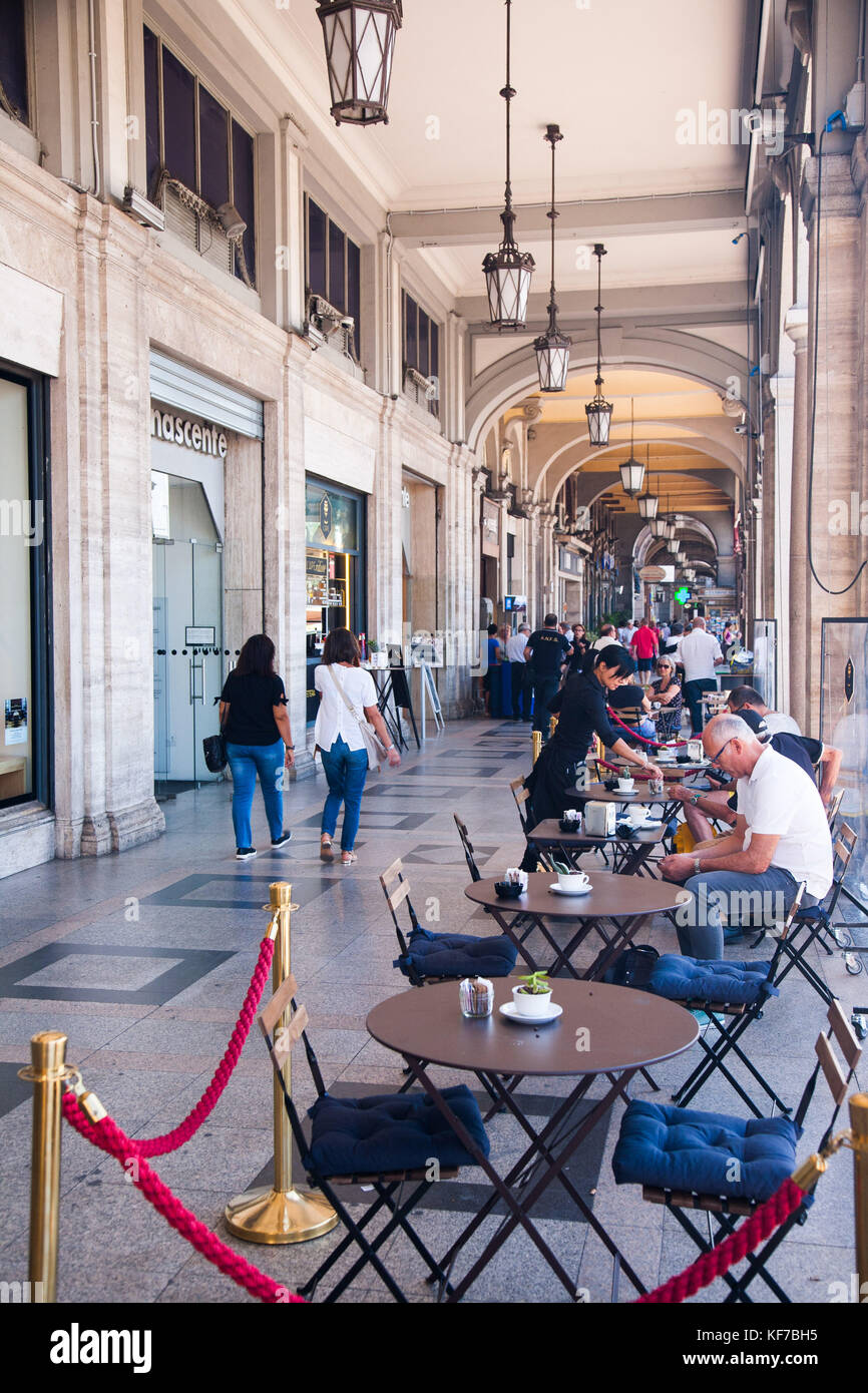 Restaurantes y cafeterías junto a la Via Roma, en Cagliari, Cerdeña, Italia Foto de stock
