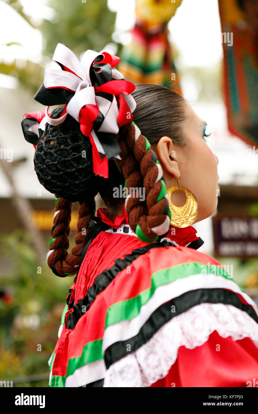 California, Estados Unidos, San Diego, un vistazo de cerca a uno de la ropa  usada por un miembro del grupo folklórico Fotografía de stock - Alamy