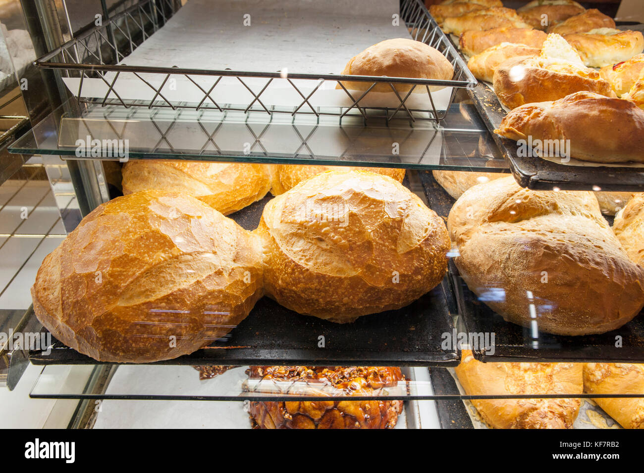 California, Estados Unidos, Mammoth, pan fresco y bollería línea los casos  dentro de la panadería schat en Mammoth Lakes Fotografía de stock - Alamy