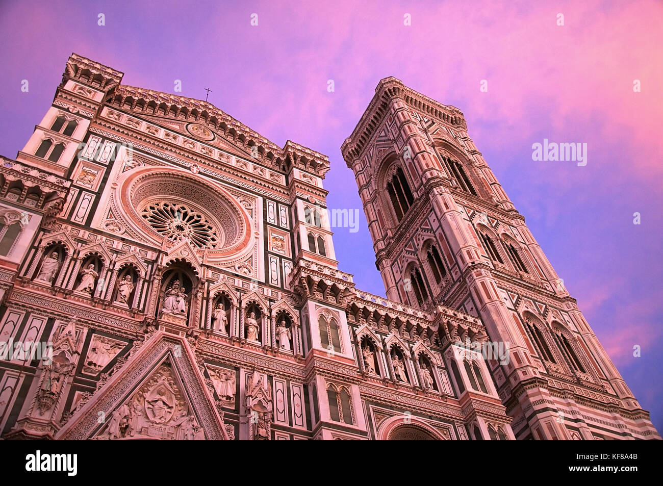 Mirando hacia la parte delantera de la catedral de Santa María al atardecer en Florencia, Italia. Foto de stock