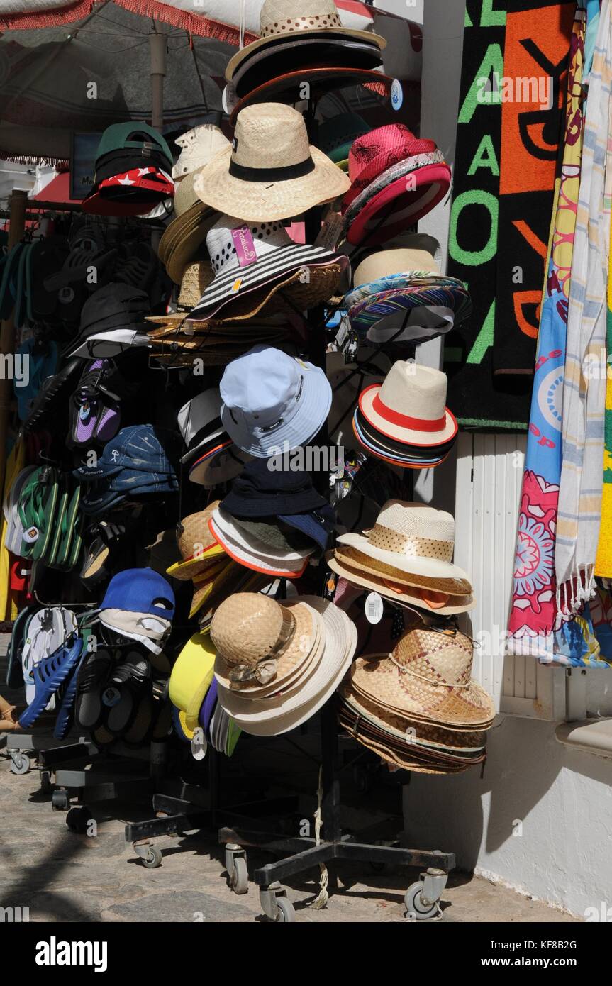 Sombreros de sol fuera de una tienda en el pueblo de Mojácar, Almería,  España Fotografía de stock - Alamy