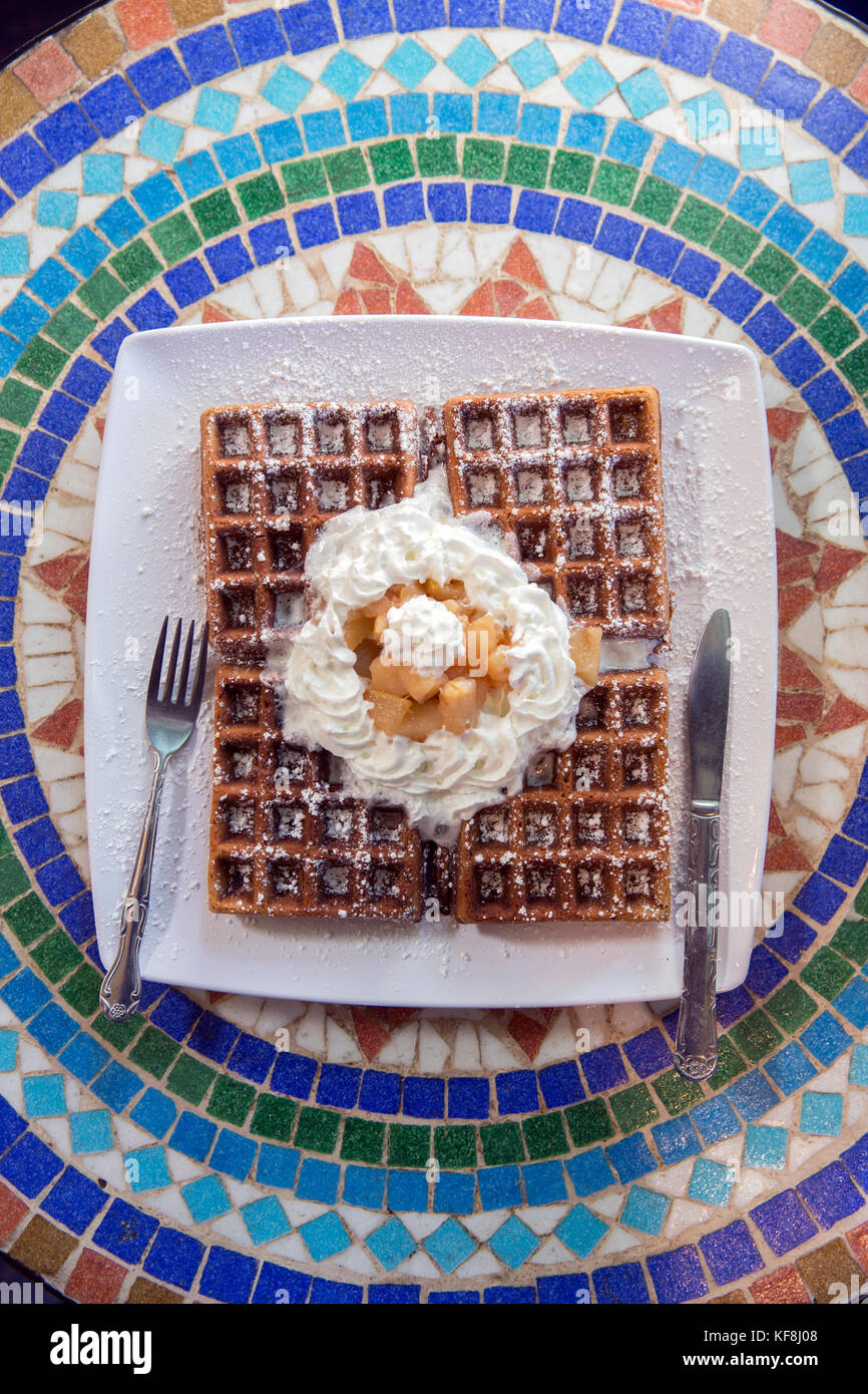 Usa, Oregon, Ashland, interior en la tabla detalle en el colorido restaurante en morning glory siskiyoui blvd durante el desayuno, pan de jengibre con whipp waffle Foto de stock