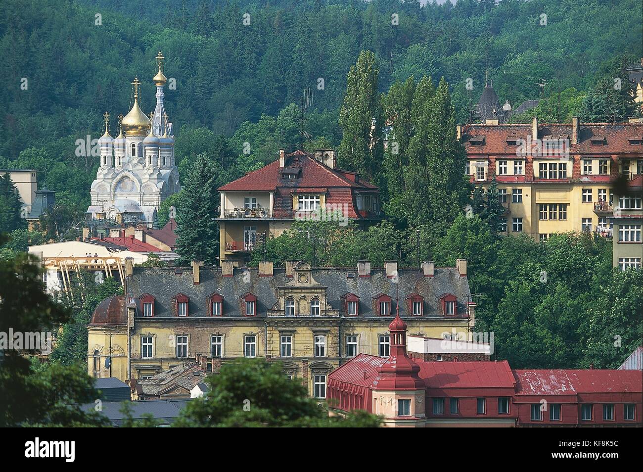 República Checa, Bohemia occidental, Karlovy Vary, spa, la iglesia en el fondo de los santos Pedro y Pablo Foto de stock