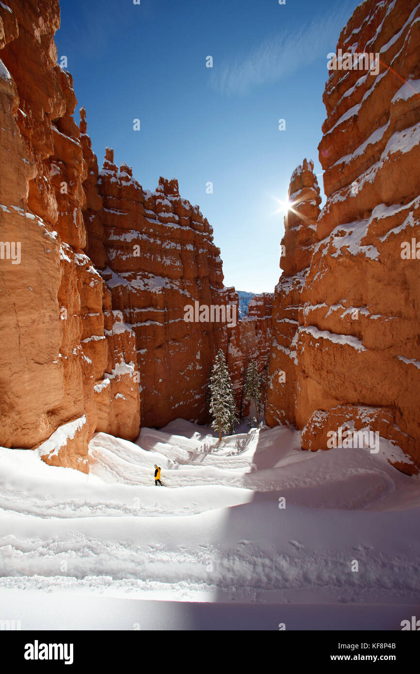 Estados Unidos, Utah, Bryce Canyon City, Bryce Canyon National Park, caminar a través de una ranura cañón llamado Wall Street y cubiertos de nieve, los navajos hoodoos lazo t Foto de stock
