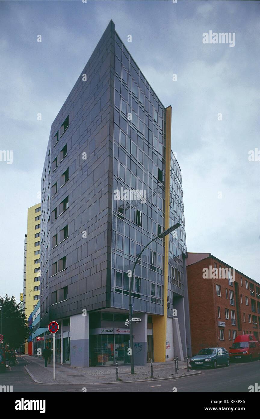 Alemania, Berlín, combinar casas y tiendas en la esquina de stresemannstrasse y dessauerstrasse. La arquitecta Zaha Hadid. Foto de stock