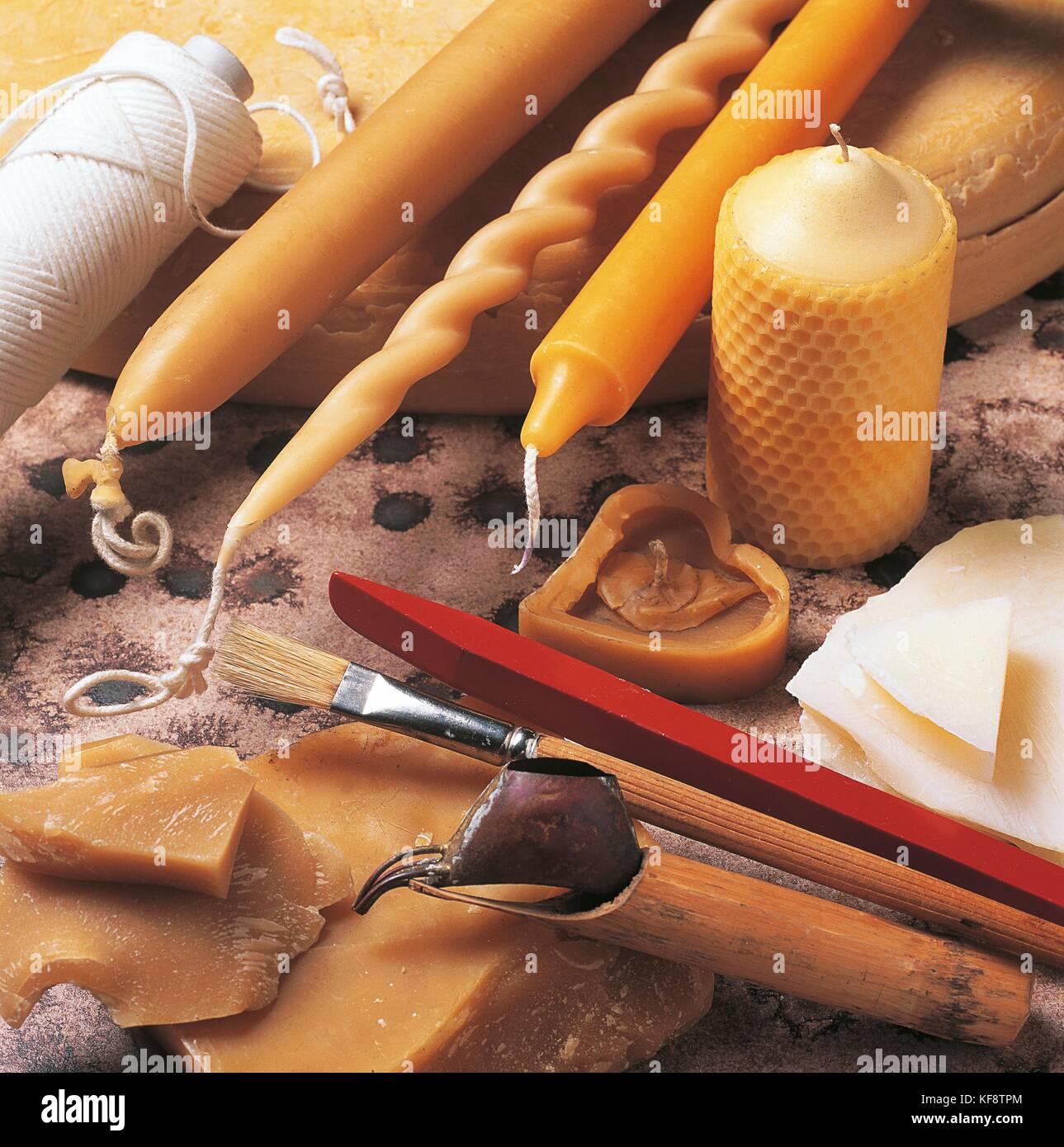 Still life, Cera blanca en un baño de agua Fotografía de stock - Alamy