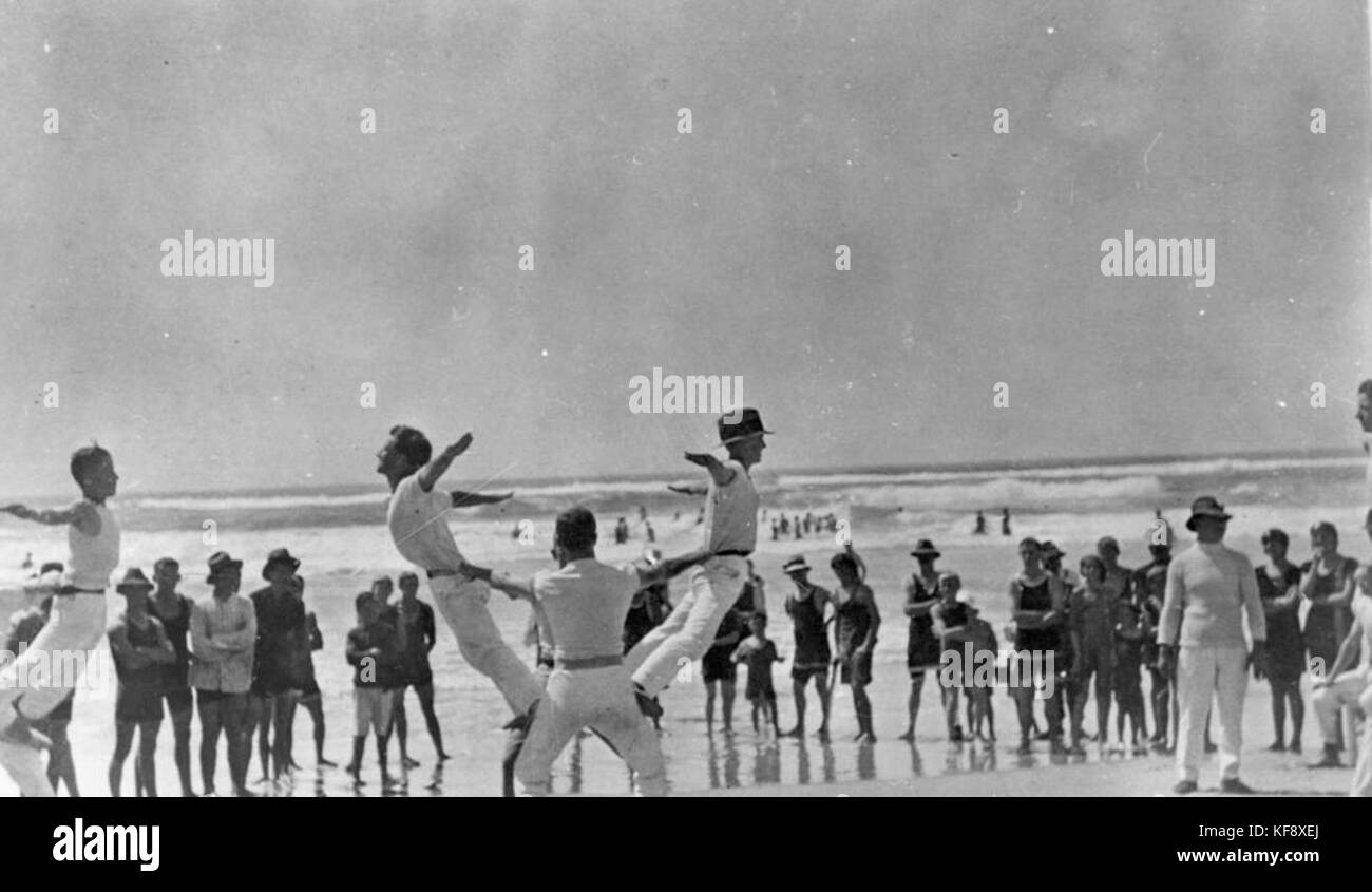 1 115964 nadadores viendo una pantalla de gimnasia en Burleigh Heads, ca. 1924 Foto de stock