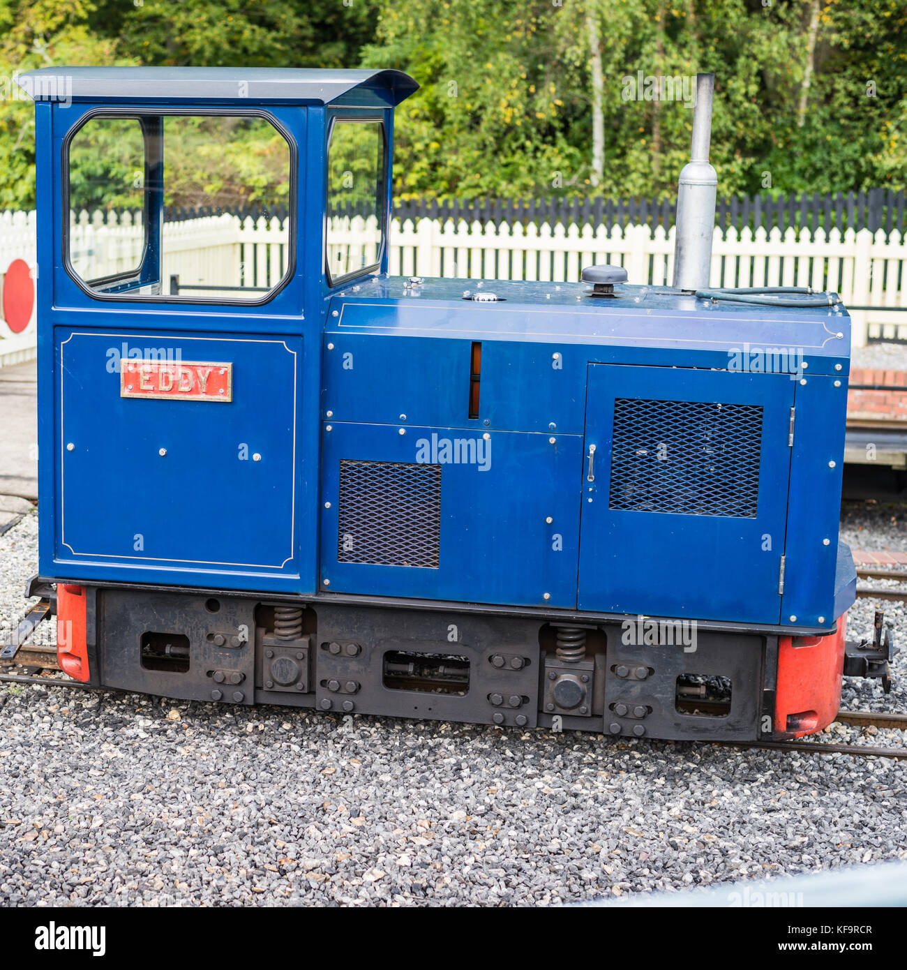Una foto de una pequeña locomotora diesel azul llamado eddy. Foto de stock