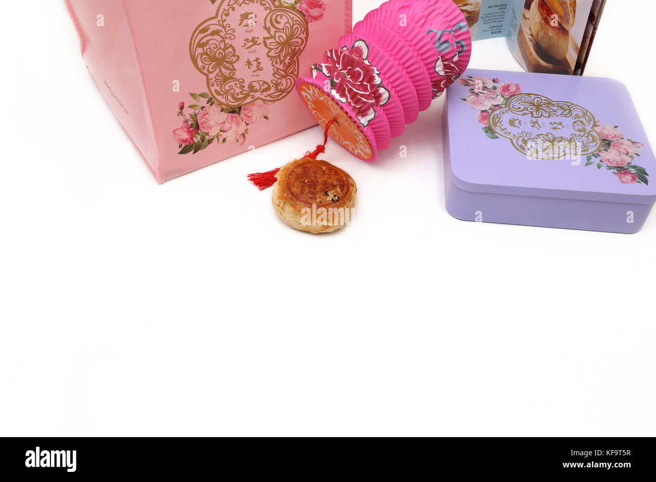 Mooncake Teochew Gift Set - Yuan Yang con yema de huevo ,de estaño Mooncakes, Thye Moh Chan Tote Bag, folleto y linterna china Foto de stock