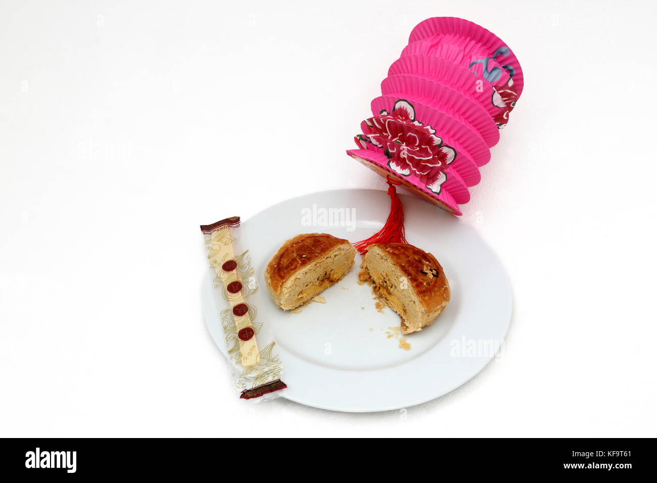 Mooncake Teochew Gift Set - Yuan Yang con yema de huevo ,Linterna china y cubiertos de plástico Foto de stock