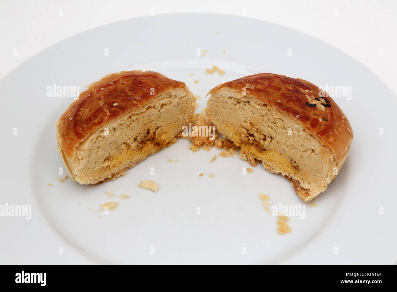 Mooncake Teochew Yuan Yang con yema de huevo cortado a la mitad Foto de stock