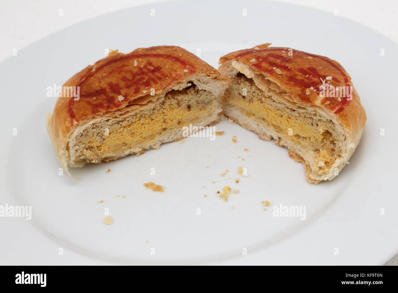 Mooncake Teochew - Salado Tau Sar con yema de huevo cortado a la mitad Foto de stock