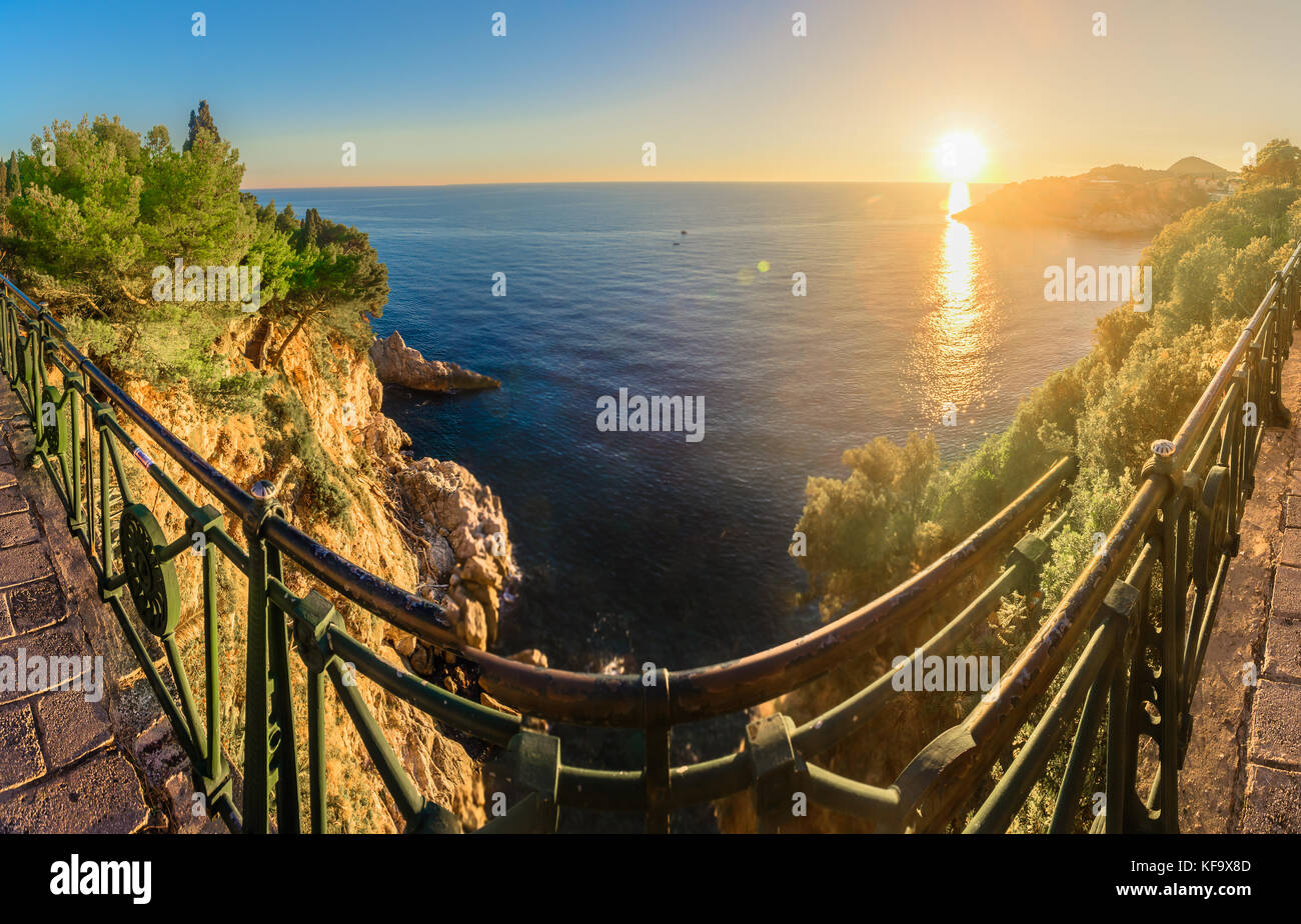 Panorama del atardecer en Dubrovnik, popular lugar turístico en Croacia, Europa. Foto de stock