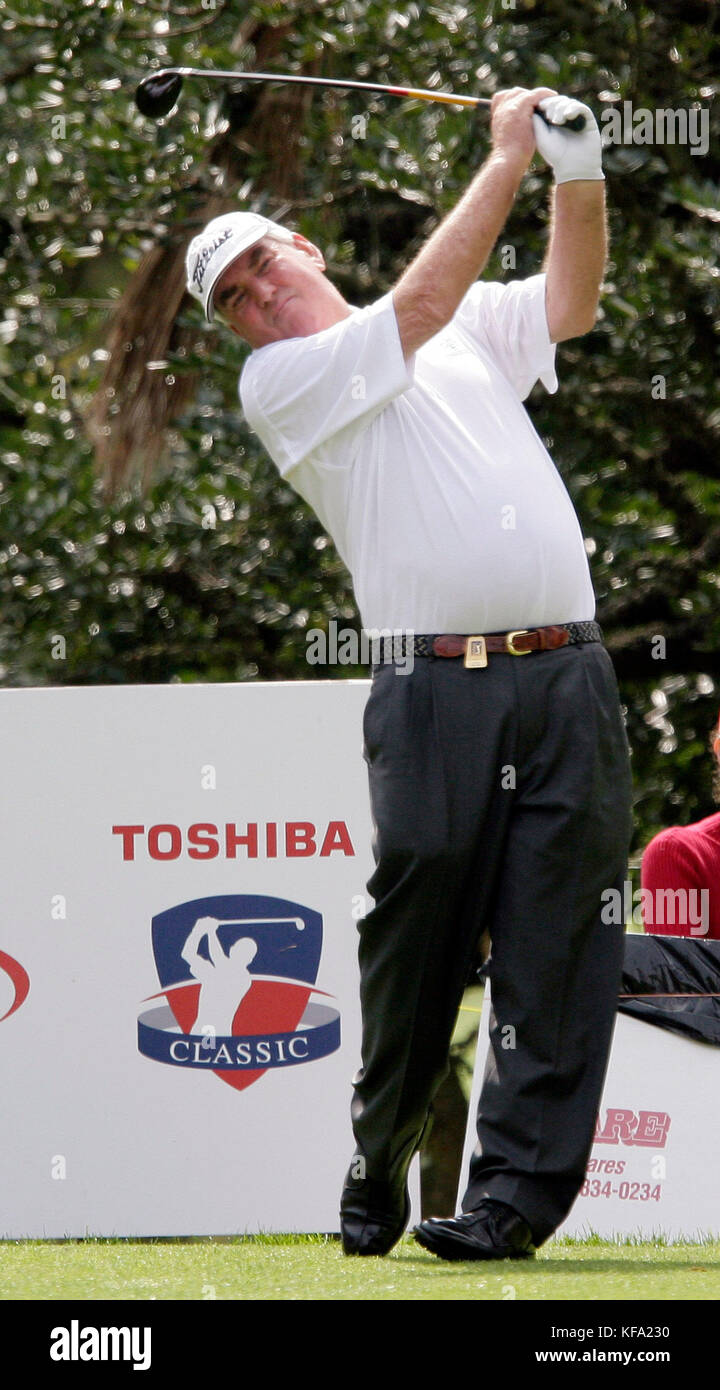 John Bland llega a un tiro del tee 11th durante la primera ronda del torneo de golf Clásico Toshiba Champion's Tour en Newport Beach, California, el viernes 9 de marzo de 2007. Foto de Francis Specker Foto de stock