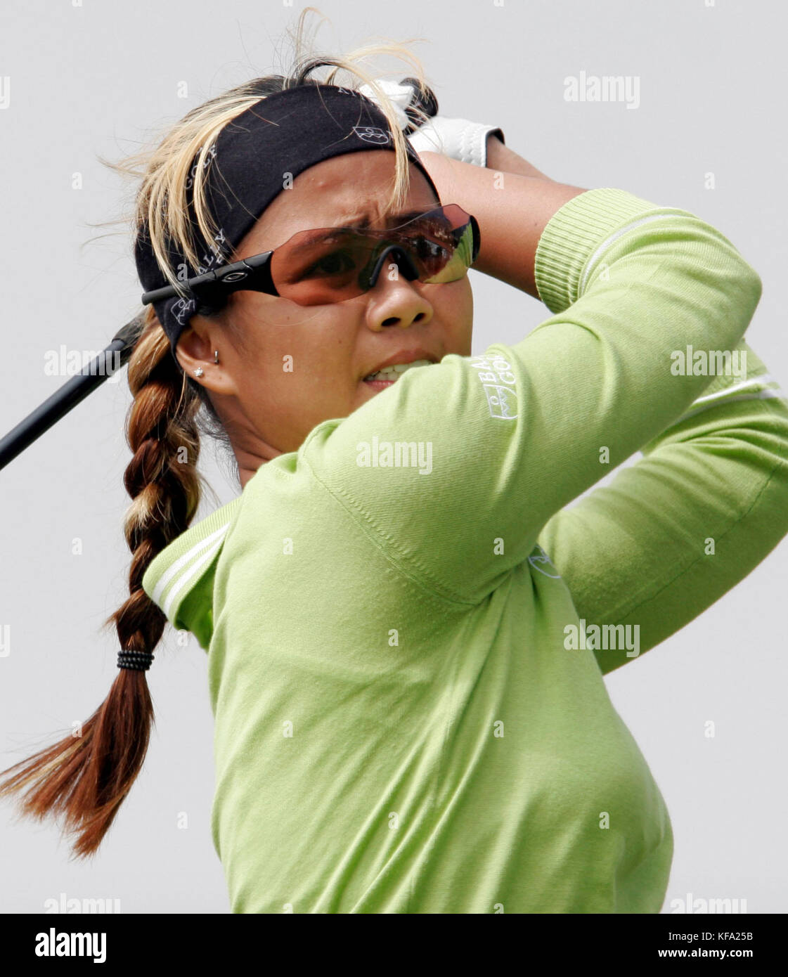 Jennifer Rosales, de las Filipinas, tiene éxitos del segundo tee durante la segunda ronda del Office Depot Championship de LPGA en el Trump National Golf Club en Rancho Palos Verdes, California, el sábado 1 de octubre de 2005. Foto de Francis Specker Foto de stock