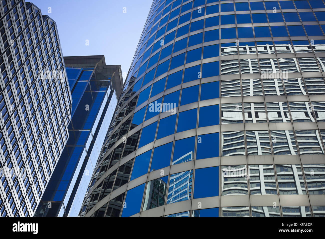 Rascacielos de vidrio moderno con reflejos en Chicago Foto de stock