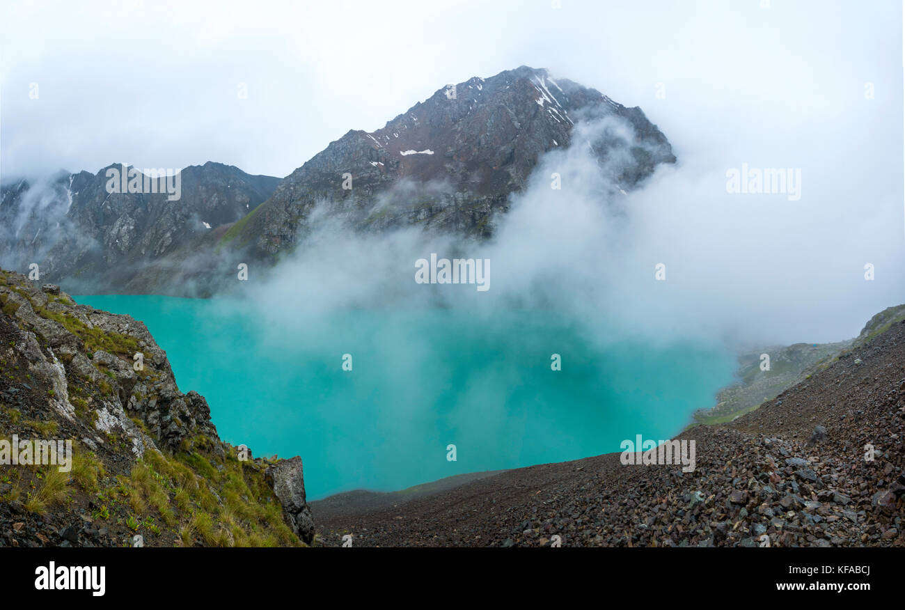 Smaragd agua de misty ala kul, Parque Nacional lago karakol, Kirguistán Foto de stock