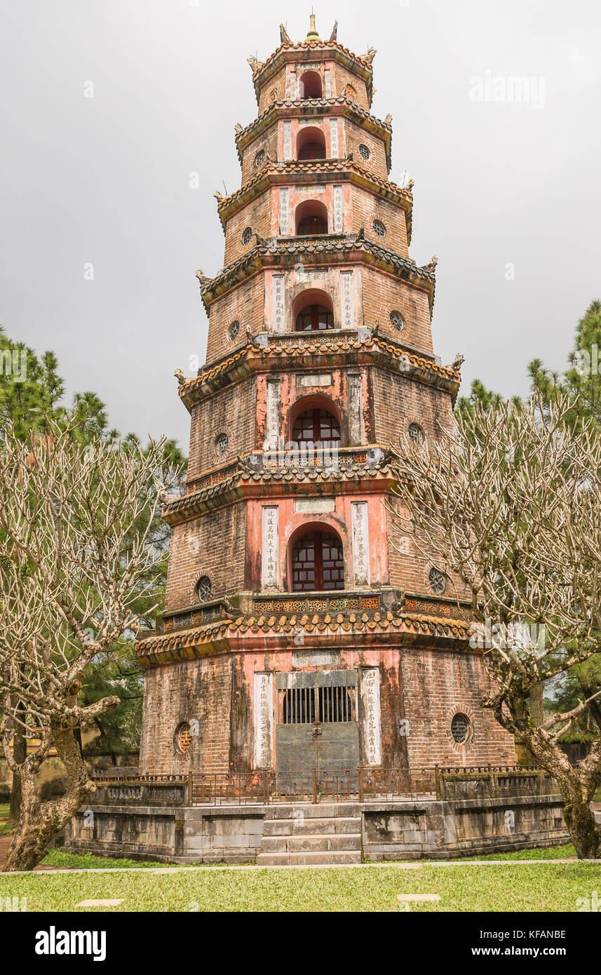 La pagoda de la dama celestial es un templo histórico en la ciudad de