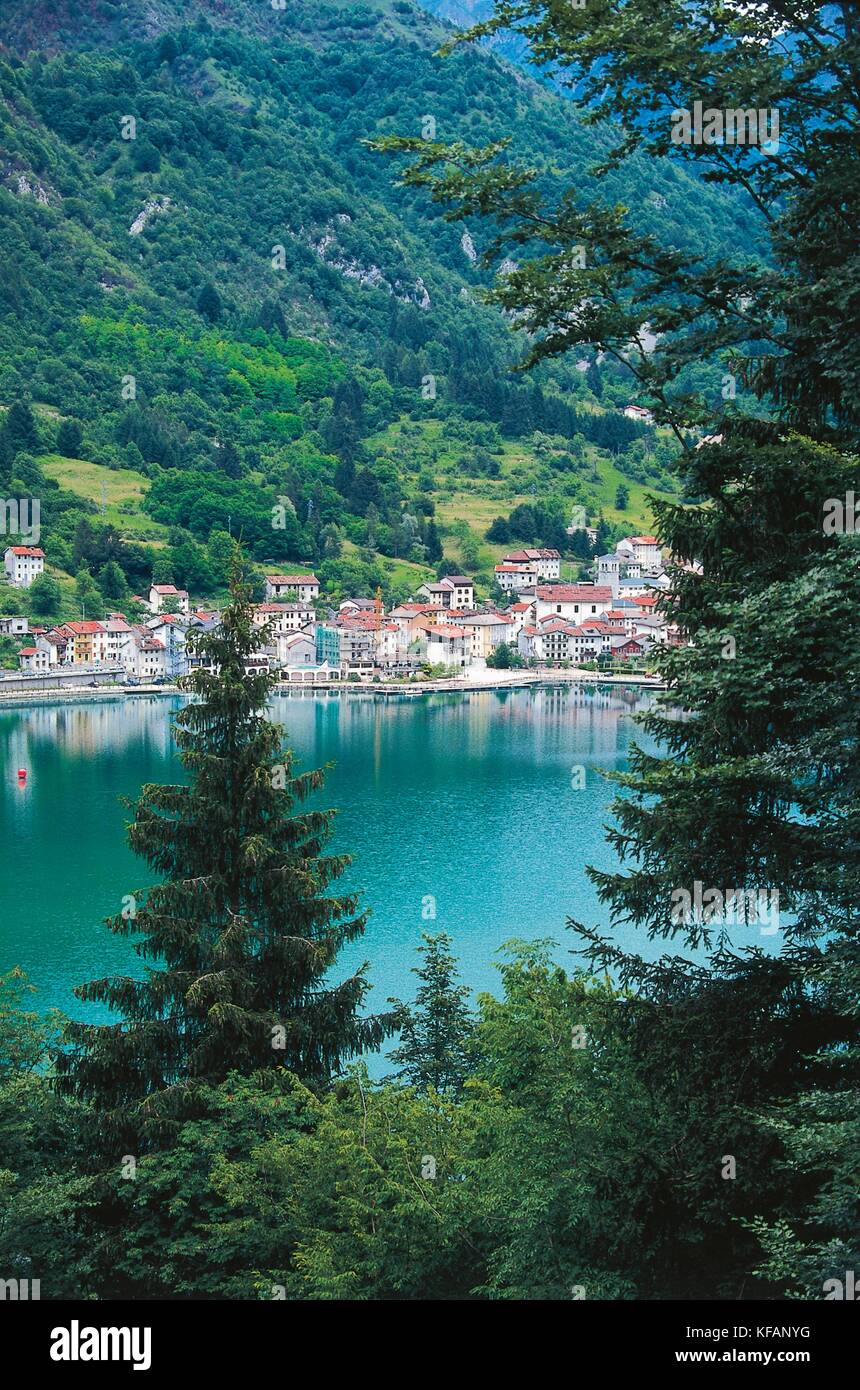 Italia, la región de Friuli Venezia Giulia, barcis, lago y pueblo Foto de stock