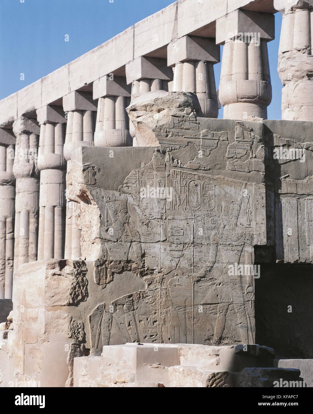 Egipto, antigua Tebas (lista de patrimonio mundial de la UNESCO, 1979). Luxor. Templo de Amón. Tribunal de Amenhotep III, 1402-1364 A.C. detalle de relieves y colonnade Foto de stock