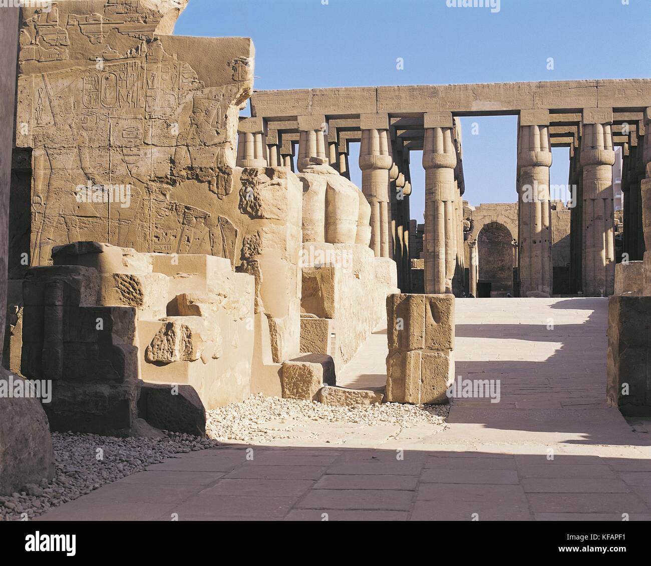 Egipto, antigua Tebas (lista de patrimonio mundial de la UNESCO, 1979). Luxor. Templo de Amón. Tribunal de Amenhotep III, 1402-1364 A.C. Foto de stock