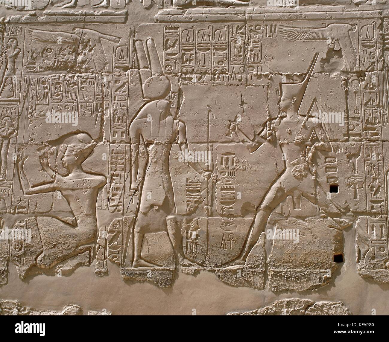 Egipto, antigua Tebas (lista de patrimonio mundial de la UNESCO, 1979). Karnak. gran templo de Amón, gran sala hipóstila salen, dentro de las paredes (Reino nuevo, 1580-1085 a.c.). ofrecer escenas a los dioses, socorro detalle con la reina Hatshepsut ante dios Horus Foto de stock